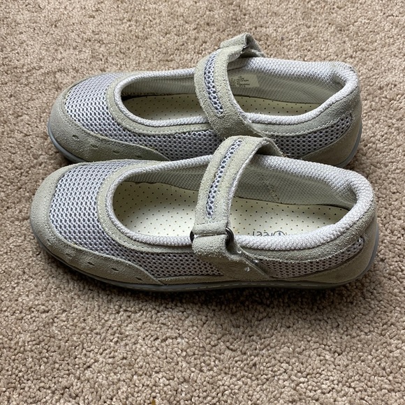 OrthoFeet Women’s Extra Wide Shoes - Picture 1 of 6